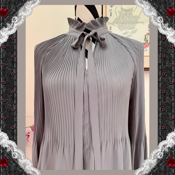 Banana Republic Tied Neck Pleated Blouse - Picture 4 of 8